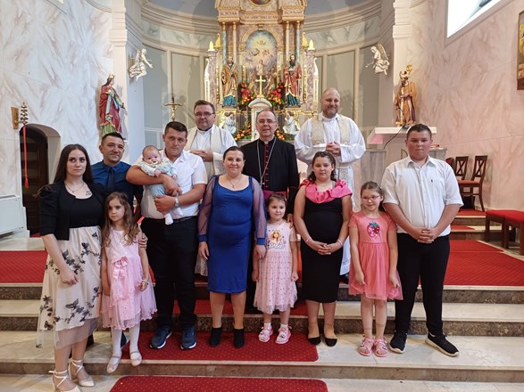 Biskup Radoš krstio malenog Mihaela, peto dijete obitelji Pitomačan iz Župe Pitomača